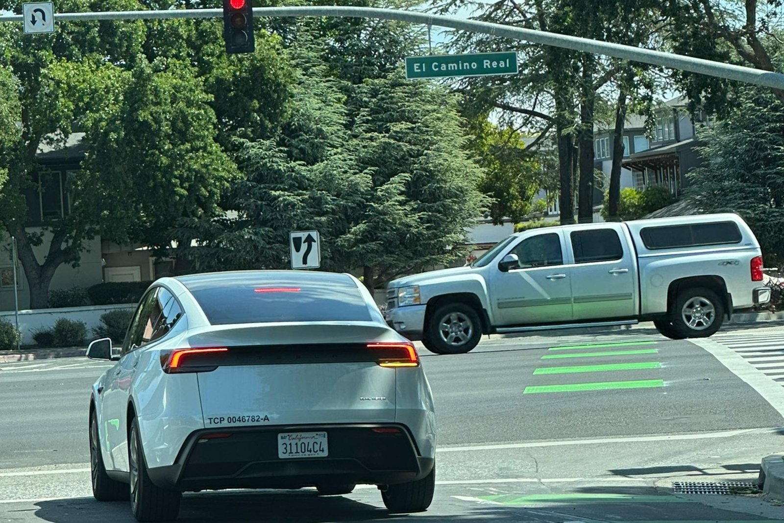 Tesla launch FSD (inset), the robotxi has no passengers also