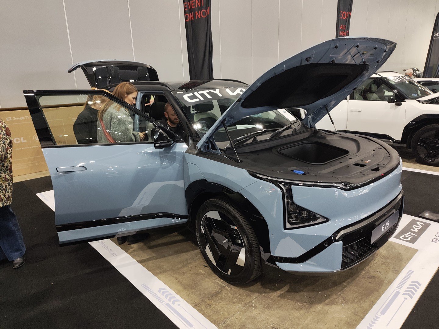 Here's a Kia Ev3 vs EV5 size butt