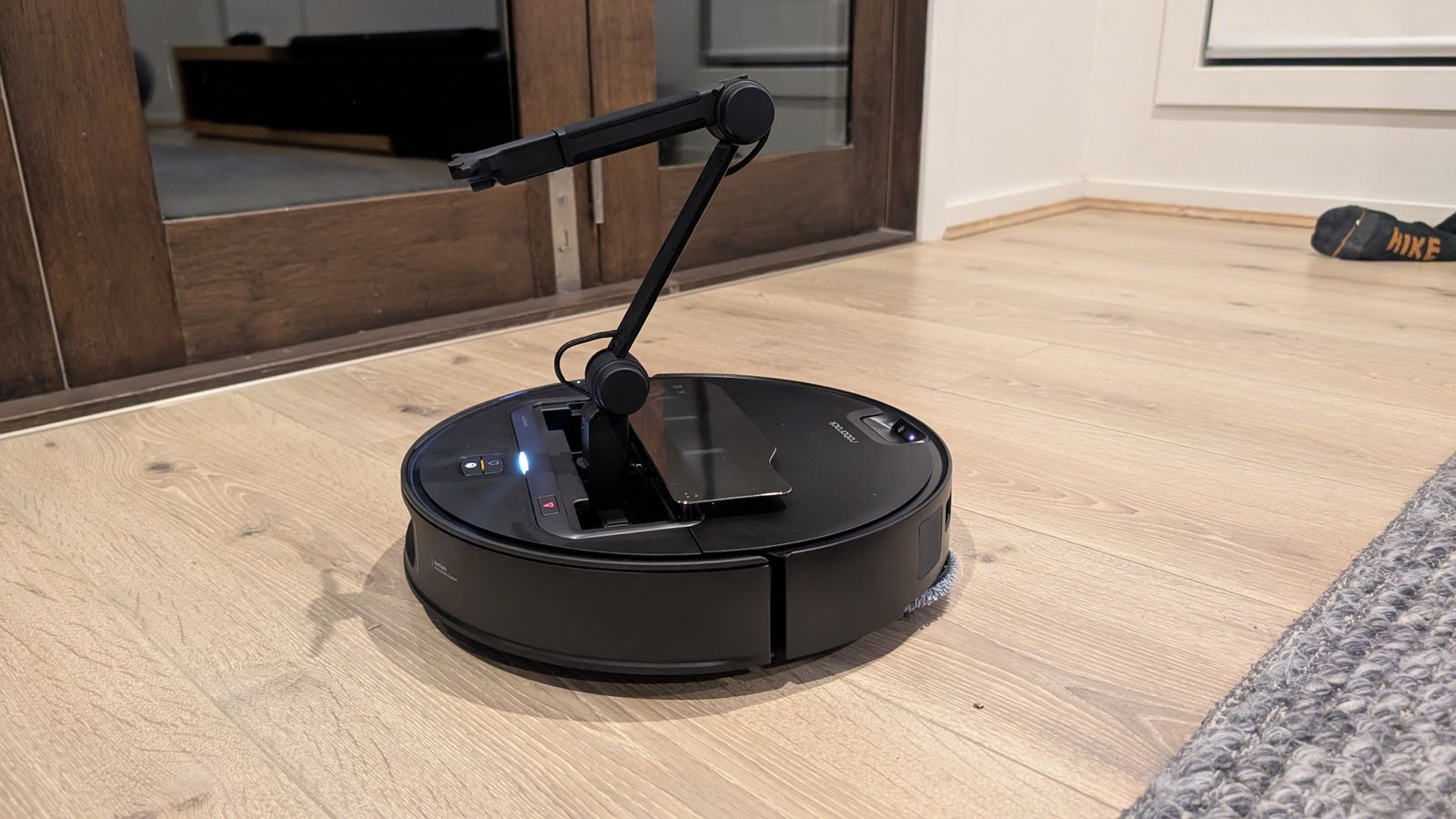 Review: Roborock Saros SAROS Z70 Vacuum Robot and Mop with MOPCO MECANICA I pick up socks (sometimes).