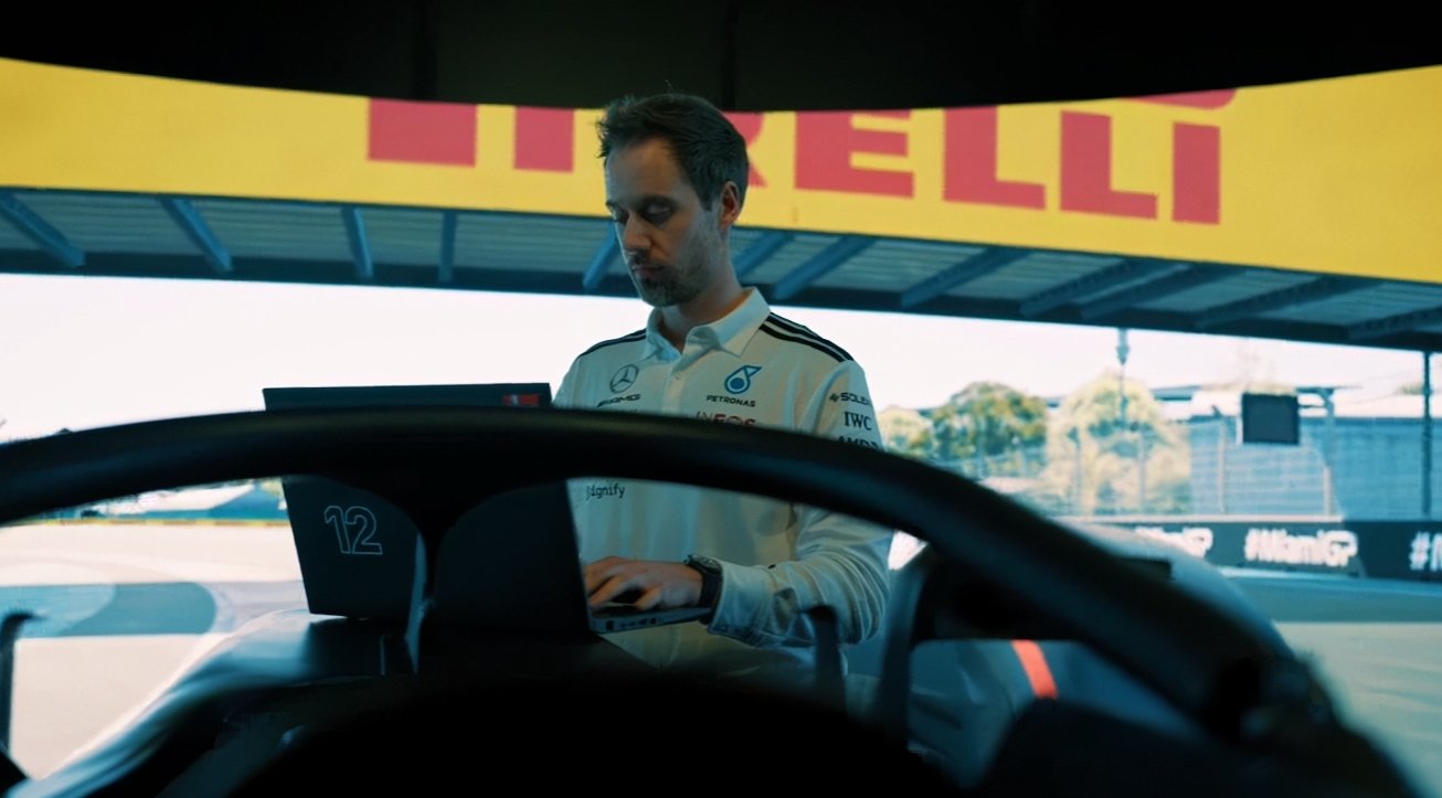 Mercedes-Amg Petronas F1 Sky Sumulator Work Pancehwer TeeamViewer Tensor to Limits