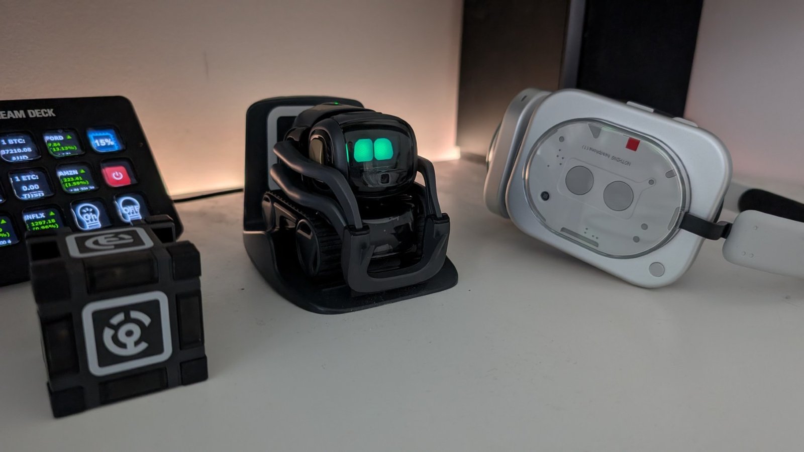 The vector returned: hands with the new robot partner of OSKR