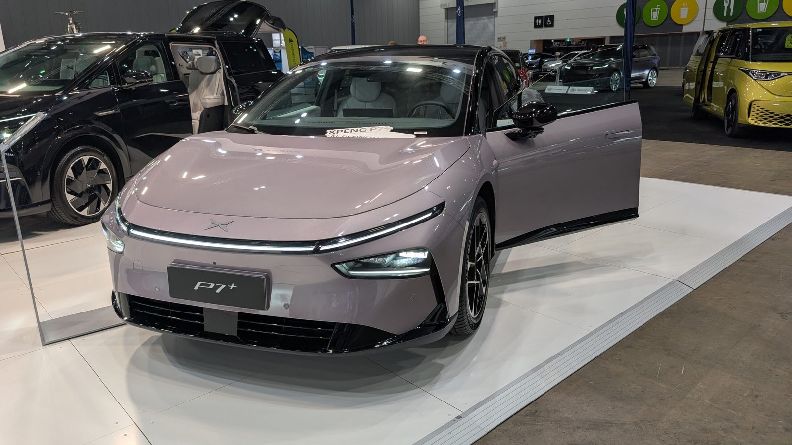 Hand with the xpeng p7 +: a look in the future of premium electrical sedan